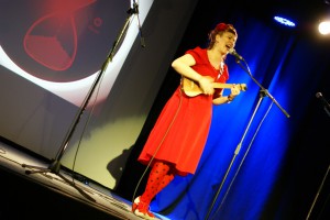 Petra Lewi als Lady Gagas Ukulelen-Revenge